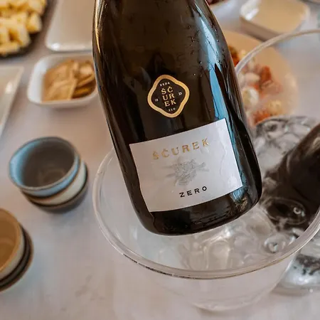 Couette-café Posestvo Scurek Wine Dobrovo